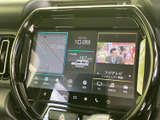 画面には地図やテレビ、車両情報などが並び、複数の機能をまとめて確認できます。タッチ操作のメニュー表示もあり、目的に合わせて選びやすい構成。移動中の情報確認や休憩時の視聴に活用いただけます。