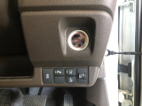 【窓操作部分】運転席のスイッチでは、すべてのウィンドーの開閉操作を行うことができます。