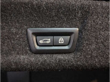 【電動テールゲート】オートマアチックトランクリッドオペレーションが装備されています。両手が塞がっている時でも、スマートキーを身につけていればハンズフリーで開閉可能です。