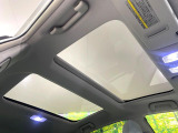【パノラマルーフ】大型のガラスルーフ搭載で車内の解放感が一気にアップ!開放的なドライブをお楽しみいただけます。