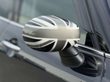 MINIの電動格納サイドミラーは、スイッチ操作でスムーズに開閉でき、狭い駐車場でも安心して扱えます。車体との一体感あるデザインで、利便性とスタイリングを両立した装備です。