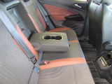 後部座席にもエアコンの吹き出し口があります。後ろに乗っている人にも優しくは当たり前ですが、実は前に乗っている人にもメリットが!室内が早く快適な温度になります!