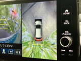 車両後方の映像と上から見たような周囲表示を確認でき、駐車時に後方や車両周辺の状況を把握するのに便利です。目視と合わせて活用でき、日々の駐車をサポートします。