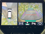 後方映像と車両周辺の表示を組み合わせ、駐車時に周囲を確認しやすい画面です。ガイド線も表示されるため、車庫入れや切り返しの際の目安として活用できます。