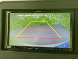 後方の映像に目安となるガイド線が表示され、駐車時に周囲の状況を確認する際に便利です。画面で後方を確かめながら、車庫入れや縦列駐車を行う場面をサポートしてくれる装備です。