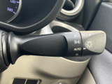 レバーには各種マークが表示され、手元で設定を確認しやすい仕様です。運転席から無理なく手が届く位置にあり、周囲の明るさや状況に応じた操作を日常的に行えます。