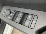運転席ドアには各ウインドウの集中操作が可能となっています。