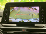 後方の映像に加えて目安となるガイド線も表示され、駐車時に後ろの状況を確認する際に役立ちます。周囲を目視で確かめながら、落ち着いて駐車操作を行えます。
