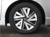 ◆純正ホイール装着車◆シンプルなデザインのホイールキャップ付きです。