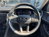 操作性の良いハンドルで運転中のストレスも軽減されます。