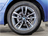 【BMWミラー】視認性の高いスタイリッシュなミラー。自動防眩機能も付いており夜間のドライビングをサポートします。