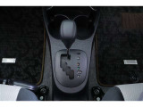 シンプルな操作で的確なシフトチェンジを可能にするゲート式シフトレバーを採用。