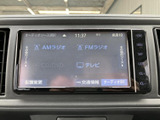 ラジオやテレビなどの選択肢が画面にまとめて表示され、使いたい音源を確認しやすい構成です。画面脇にも操作ボタンが並び、日常の移動中に項目を選びやすくなっています。