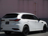 マツダのフラッグシップSUV、CX-80。全長約5mがもたらす伸びやかなプロポーションと、3列シートの快適な空間。路面にしっかりと踏ん張る、ワイド&ローで頼もしいリヤスタイリング。