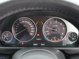 【シフトノブ】BMWの高性能オートマチックは、ATセレクトレバーを左側に倒すことで、通常の「D」から「S」(スポーツ)または「M」(マニュアル)へと切り替えが可能です。