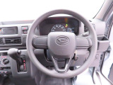 センターメーターで視界良好な運転席廻りです。運転時の視線移動が少なくて済むので安全性にも一役買ってくれますね。ぜひ一度ご覧になってください。見易さが違いますよ。