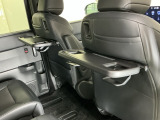 前席背面には格納式のテーブルも装備。食事やスマホ・タブレットでの動画視聴など様々な用途で活躍します。サイドにはちょっとした荷物がかけれる便利なコンビニフック付きです。