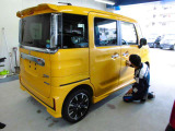 割子川側入り口奥の中古車センターです。展示場にはディーラーならではの厳選された中古車をとりそろえてお待ちしております。ぜひ一度ご来店ください!