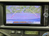 後方の映像に加え、画面上には進路の目安となるガイド線も表示されます。駐車時に車両周辺を直接確認する案内もあり、後退時の安全確認をサポートしてくれます。