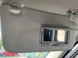 車内での簡単な身だしなみチェックに使用できる、バニティミラーも装備しています。