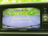 後方の様子を画面で確認でき、駐車時の周囲確認をサポートします。画面には目安となるガイド線も表示されるため、車両後方の位置関係を把握しやすく、切り返し時にも役立ちます。