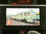停車中にテレビ番組の映像を楽しめる画面を備えています。待ち時間など車内で過ごすひとときに活用でき、画面表示も見やすく、使い方を確認しやすい装備です。