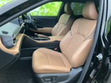 ゆとりのある前席は、身体を預けやすい形状で落ち着いて過ごせます。運転席側まで見通しやすく、視界を確保しやすい室内。明るいシートカラーが穏やかな雰囲気を添えています。