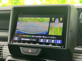 後方の映像に加えて車両周囲の目安線も表示され、駐車時の後方確認をサポートします。車庫入れや切り返しの際にも、位置関係を把握しやすい装備です。