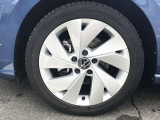 17インチ純正アルミホイール+225/45R17タイヤを装着。
