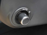 【電動調整ステアリングコラム】シートメモリーと合わせて使用すると複数人運転する場合は、お好きなポジションを記憶する事ができます。細かな調節も可能なため、快適な運転が楽しめます。