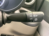 レバーにはライトやAUTOなどの表示があり、設定位置を目で確認しやすい仕様です。手元にまとまったスイッチで必要な操作を把握しやすく、日常の運転をサポートします。