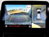 バックモニター付きで馴染みのない場所や駐車場、車庫入れをサポートします。