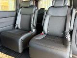 2列目にご乗車の方もゆったり足が組める驚きの広さです。