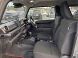 前席は座面と背もたれにゆとりを感じる形状で、運転席側からも助手席側からも乗り降りしやすい印象です。視界が広く、車内全体を見渡しやすいレイアウトです。