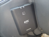 ETC付。高速道路の料金所はキャッシュレスで通過です。サービスエリア等にあるスマートインターの出入りも利用可能でとっても便利。ご納車後すぐにお使い頂けるようセットアップしてのお渡しとなります。