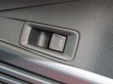 運転席のドアについているドアミラー用回転式ノブを左下のマークに合わせると自動的に格納されます!そのほかの位置に合わせると、復帰します♪