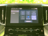 オーディオソースを画面上で選択でき、AM・FMやUSB、Bluetoothなどの項目を確認できます。タッチ操作で希望の音源を選びやすく、日常の移動中にも便利に活用できます。