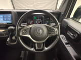ハンドルにHondaセンシング系のクルーズコントロールやレーンキープアシストなどのスイッチと、オーディオの操作スイッチが装備されています。ハンドルから手を離さず安全に操作できます。