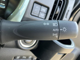 レバーには操作内容を示すマークが配置され、位置を確認しやすい仕様です。運転中にも手元で扱いやすく、周囲への合図やライト操作に役立ちます。