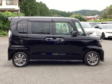 スライドドアは通常のドアに比べて、車のボディーに対し平行に開閉し、開けてもスペースを取りません。出入り口が大きいドアはお子様のいるご家庭はもちろん、混んだ駐車場でも大活躍です!