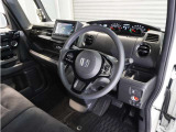 ◆視界広々で非常に運転しやすくロングドライブでも疲れを感じさせないすっきりとまとまったインパネ周りです。
