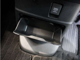 ◆センターロアボックス◆インパネ中央の下部には、ごみ箱としても使用する事ができるセンターロアボックスを装備しております。