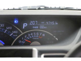 【バックモニター】 車庫入れ時など、後ろが確認できて安心です。運転に自信がない方にはおすすめの装備です。ただし、バック時目視での確認も忘れずに。