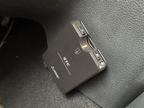 【ETC】有料道路を利用する際に料金所で停止することなく通過できる、ETC車載器(ノンストップ自動料金収受システム機器)が装備されています。セットアップを行うことで利用可能になります。
