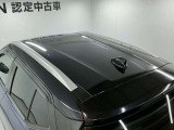 【ルーフレール】このレールにルーフキャリアを取り付け、その上にルーフボックスなどのアタッチメントを装着することで、サーフボードやスノーボード、自転車などの様々な荷物を積載できます。