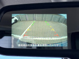 後方の映像にガイドラインが表示され、駐車時の周囲確認をサポート。画面で位置関係を把握しやすく、バックでの車庫入れや切り返しの際にも役立つ装備です。