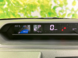 運転席から確認しやすい位置に表示をまとめ、速度やシフト位置などを把握しやすいメーターまわりです。情報が見渡しやすく、日々の運転を支える実用的な装備です。