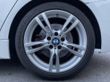 BMWならではの卓越した走りを支えるホイールと足回りです!日本車の走りに慣れている方にもぜひ体感して頂きたいほど、高いレベルでまとまっています!純正18インチアルミホイール。