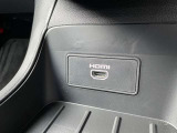 サイドブレーキは電子式です。オートホールドモードも付いて信号待ちの時にブレーキペダルから足をはなしても止まってますので便利です