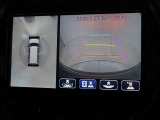 バックモニター付き。車両後方の映像をナビ画面に表示し、駐車などの後退操作をサポートします。車を上から見たような映像も確認できますよ